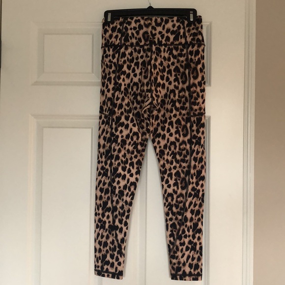 NWOT Victoria’s Secret leopard print leggings with side pocket - Picture 2 of 4